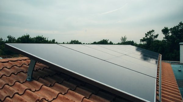 Investir dans l'énergie renouvelable : avantages des panneaux solaires